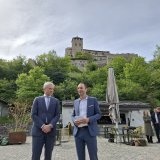 Le conseiller fédéral Beat Jans et le conseiller d'Etat Mathias Reynard sur la Place Maurice Zermatten à Sion.
